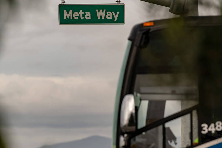 Ônibus transporta funcionários da Meta na sede da empresa, nos Estados Unidos