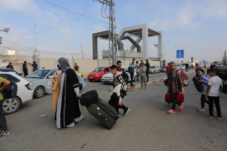 Pessoas autorizadas a sair de Gaza se preparam para passar pelo posto de Rafah