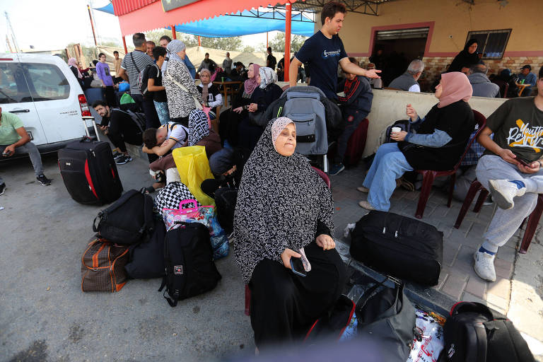 Refugiados esperam para sair de Gaza na quarta (8), antes do novo fechamento da fronteira em Rafah