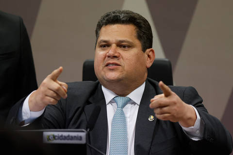 BRASÍLIA, DF, BRASIL,  07-11-2023, 12h00: Reunião da CCJ (Comissão de Constituição e Justiça) do Senado Federal para discussão e votação da proposta de reforma tributária. O senador Eduardo Braga é o relator da proposta e o senador Davi Alcolumbre (foto) preside a sessão. (Foto: Pedro Ladeira/Folhapress, PODER)