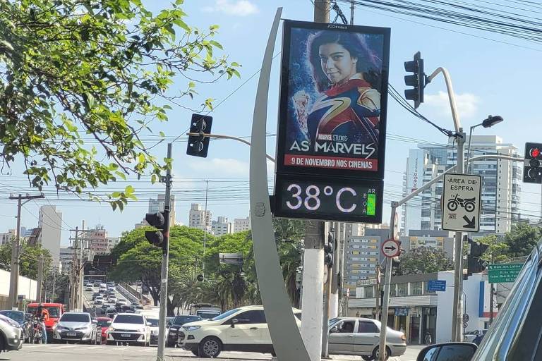 Relógio mostra o calor de 38°C no cruzamento da avenida Abraão Ribeiro com a rua Norma Pieruccini Giannotti, na Barra Funda, zona oeste de São Paulo