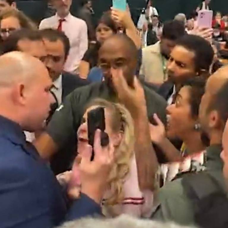 Parlamentares batem boca com o deputado Abilio Brunini (PL-MT) durante ato pró-Palestina, na Câmara dos Deputados, em Brasília