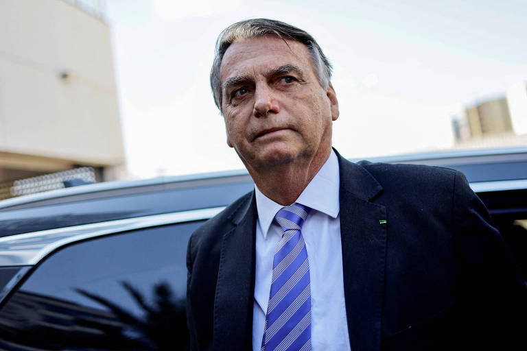 O ex-presidente Jair Bolsonaro (PL) saindo do prédio da Polícia Federal em Brasília