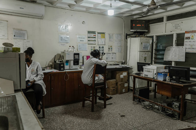 Laboratório na Policlínica Kaneshie,  em Acra, Gana, onde todo paciente que entra pela porta precisa ser testado para tuberculose
