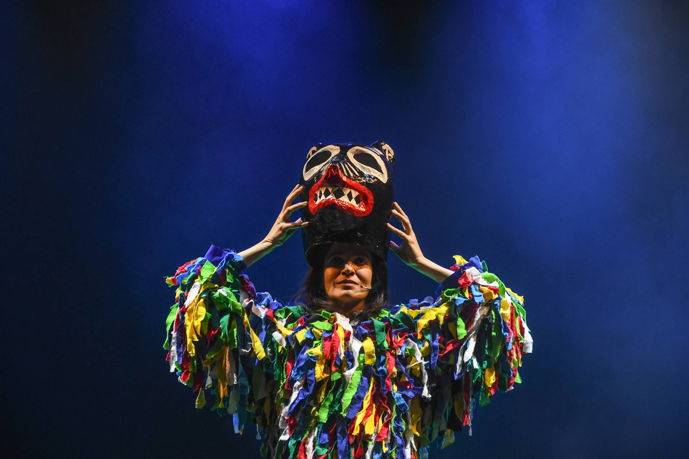 Peça 'Escute as Feras' narra encontro de mulher com urso na Sibéria