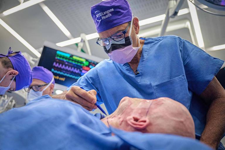 Cirurgiões americanos anunciam primeiro transplante de olho do mundo