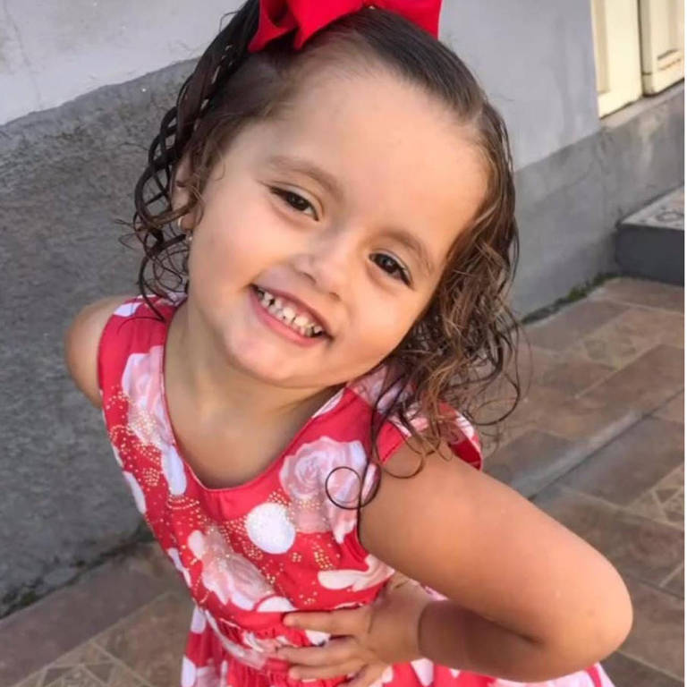 A foto mostra a menina Maria Luiza Moreira Cruz, de três anos, uma das três crianças mortas em São João del Rei. 