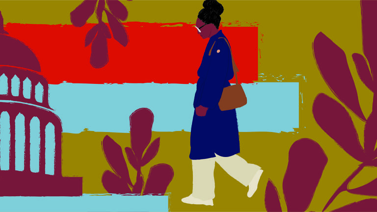 A ilustração traz a imagem de Djamila Ribeiro caminhando, ela é uma mulher negra, usa óculos, tranças presas em coque, um casaco azul, uma bolsa tiracolo marrom, calça e sapatos brancos. Ao seu redor elementos como flores e o capitólio de Washington D.C compõem a imagem.