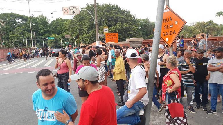 Moradores de ocupação (à dir.) fecham a rua Mauá para impedir que o fluxo (ao fundo) volte para o local na tarde desta quinta-feira (9)