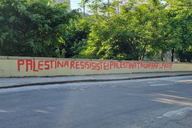 Muro próximo à sinagoga ARI (Associação Religiosa Israelita) e do Museu do Holocausto, em Botafogo, no Rio de Janeiro, é pichado com frases em apoio à Palestina