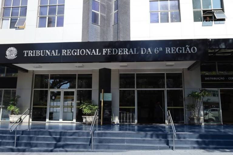 Fachada de prédio com o letreiro Tribunal Regional Federal da 6ª Região, em dia de sol