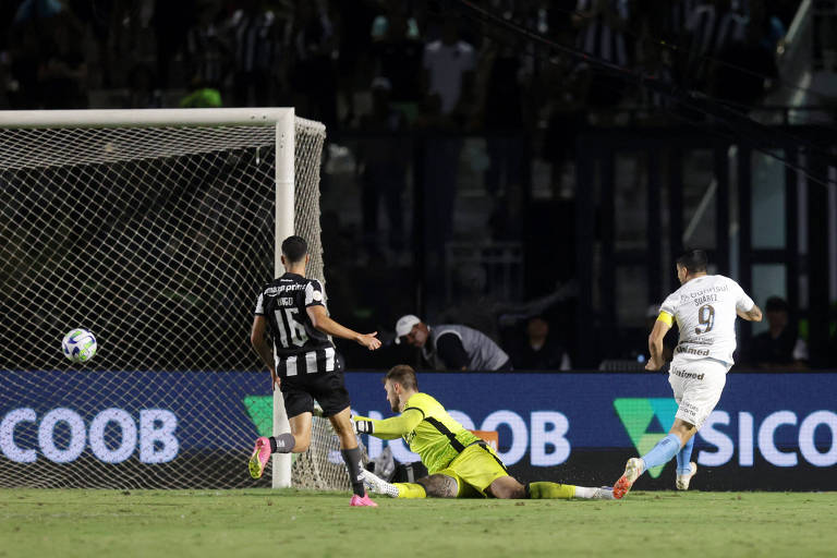 Suárez marca três, Grêmio vira sobre o Botafogo e Brasileiro tem três times empatados na ponta