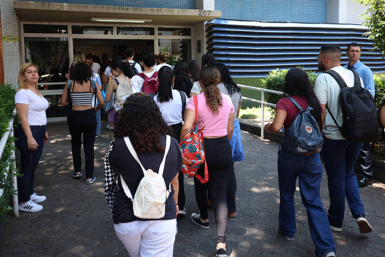 Estudantes começam a chegar para o primeiro dia de provas do Enem na Unip, em São Paulo