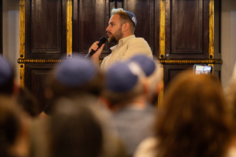 O brasileiro-israelense Rafael Birman, sobrevivente dos ataques do Hamas, concede entrevista durante evento no Memorial do Holocausto; ele estava na festa de música eletrônica em região próxima a Gaza que foi atacada pelo grupo terrorista