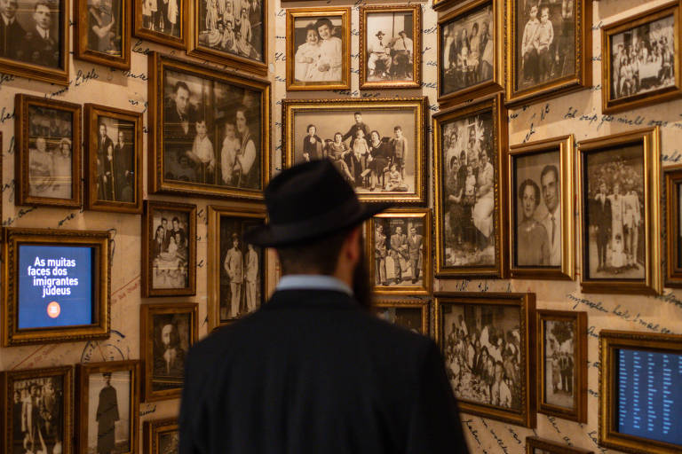 O judeu ortodoxo Ysrael Meir Agassi, 43, observa a exposição 'As Muitas Faces dos Imigrantes Judeus', em exibição no Memorial do Holocausto, na capital paulista