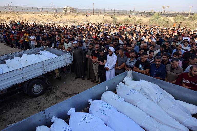 Palestinos durante funeral de vítimas de ataques em Rafah, no sul da Faixa de Gaza