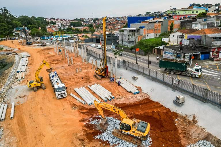 Trecho da Estrada do Alvarenga, na zona sul de São Paulo, onde a Prefeitura retomou e acelera as obras para alargar a via e levar melhorias à região