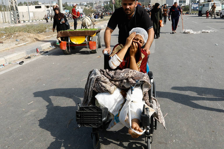 Palestina ferida que estava no hospital Al Shifa deixa Gaza rumo ao sul da faixa