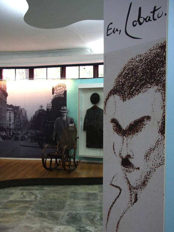 Parte da exposição permanente da Biblioteca Monteiro Lobato, com objetos do escritor