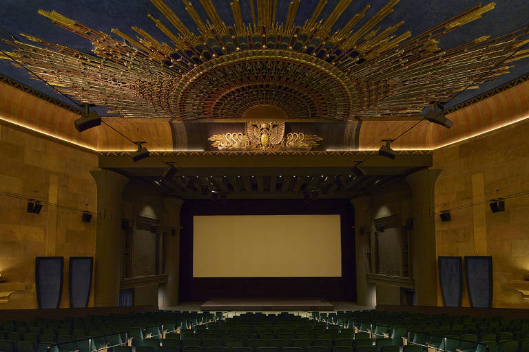 O interior renovado da sala de cinema do Egyptian Theater, em Los Angeles