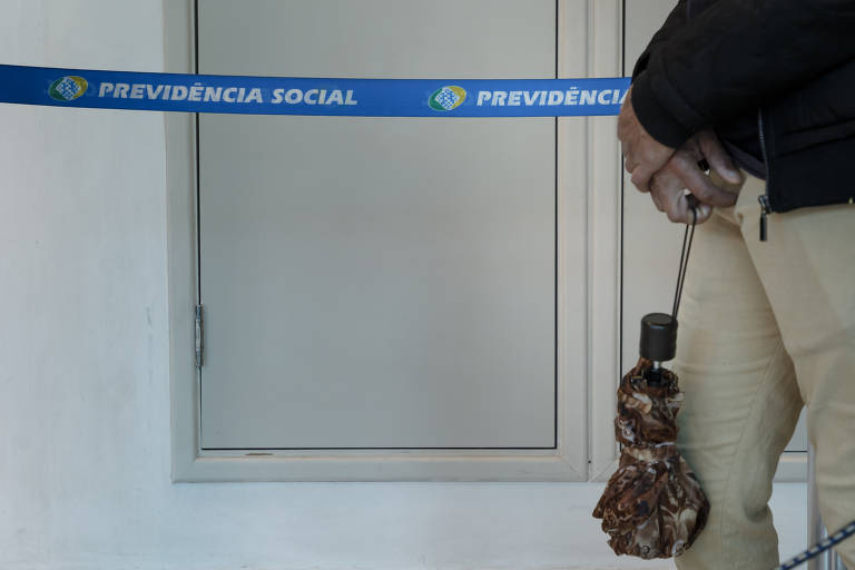 Mulher espera para ser atendida na agência do INSS em São Paulo