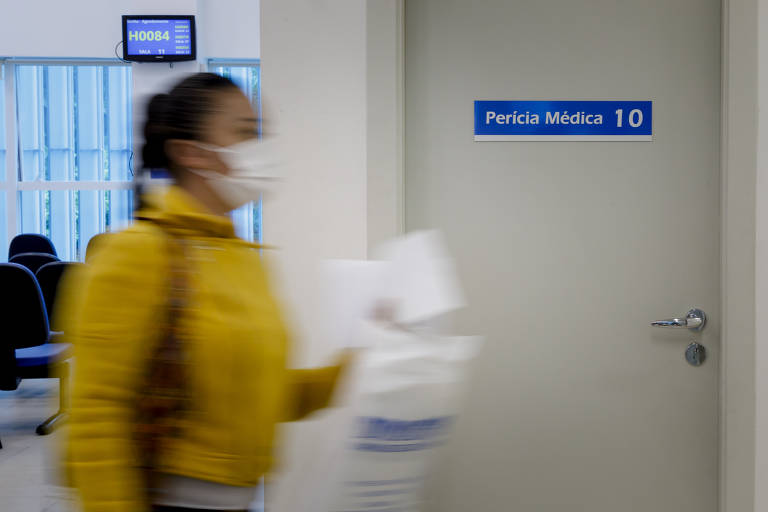 Por exemplo, se um homem contribui por 25 anos, ele terá direito a receber 70% da média salarial. Para a pessoa receber 100% da média salarial, ela precisa contribuir por 40 anos (homens) e 35 anos (mulheres).