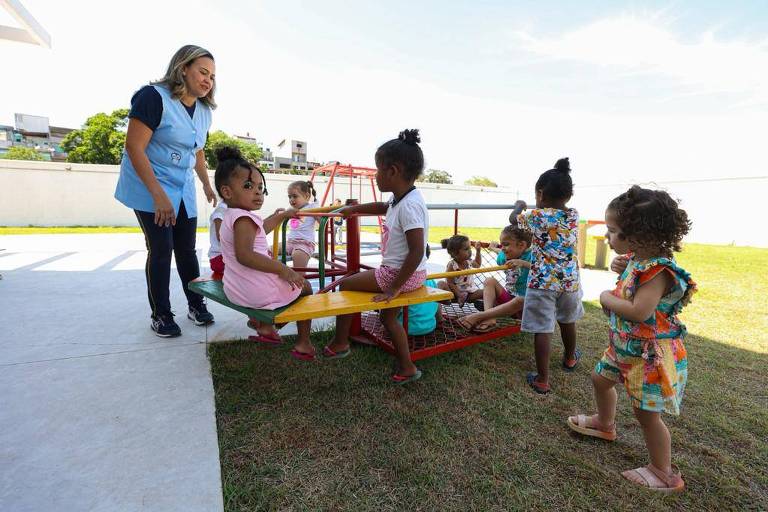 Crianças brincam em espaço de recreação no CEI Nélida Cuiñas Piñon, no Jacanã-Tremembé, durante inauguração da unidade