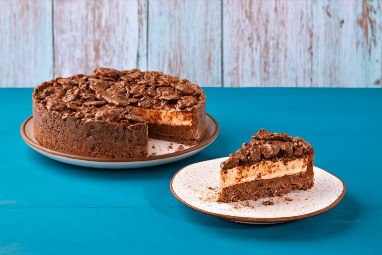 Veja receita de torta com recheio de Ovomaltine e cobertura de chocolate