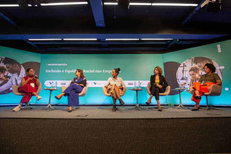 Da esquerda para a direita, Daniele Mattos, Graziela Bonfim, Flavia Lima (mediadora), Kátia Regis e Liliane Rocha durante debate sobre a presença das mulheres negras na alta liderança das empresas