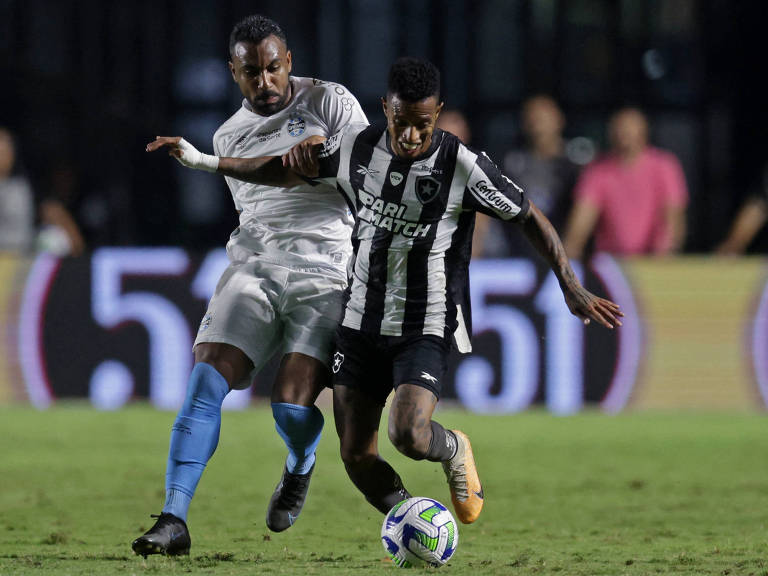 Tchê Tchê tenta conduzir a bola em nova derrota do Botafogo