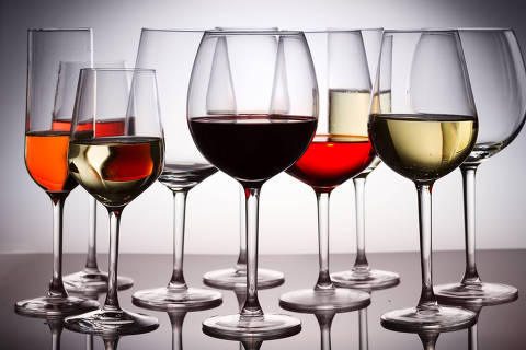Set of party hight wine glasses with red, white and rose wine.( Foto: Designpics / adobe stock )