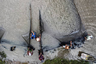 Pescadores durante puxada de rede em Cachoeira