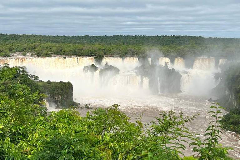Ver as quedas de Foz do Iguaçu é o ponto alto da visita à Tríplice Fronteira