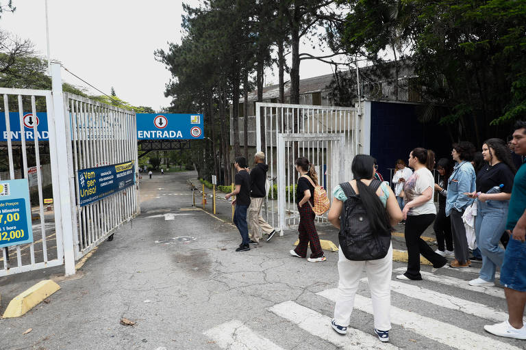 Alunos chegando no momento do fechamento dos portões no primeiro dia do Enem na Unisa da Cidade Dutra, em São Paulo