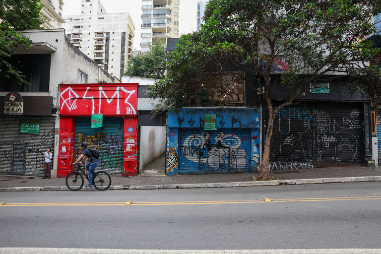 Prédios pequenos e mal conservados são uma das características da rua Augusta, na região dos Jardins
