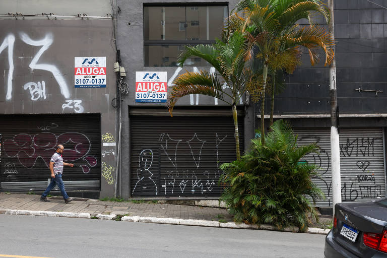 Imóveis comerciais fechados na rua Augusta, nos Jardins, em São Paulo