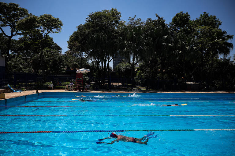 Aula de natação no Centro Esportivo Ibirapuera, na zona sul de São Paulo