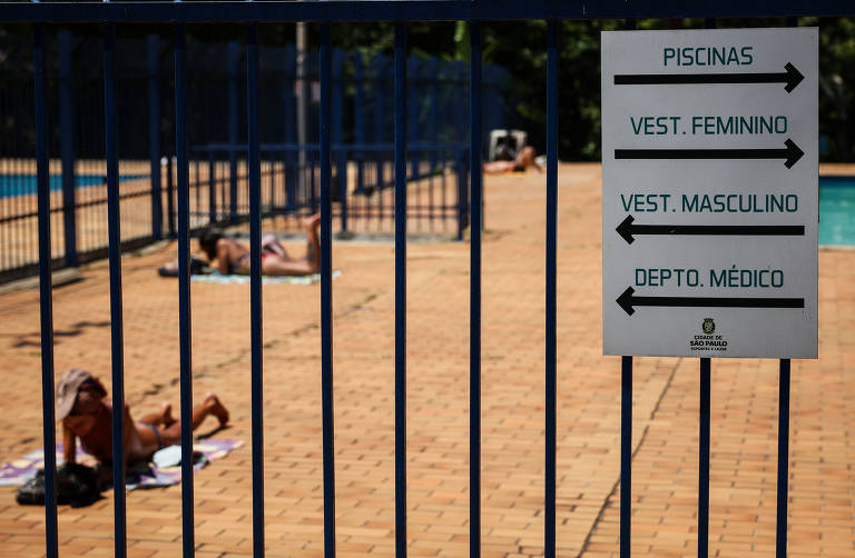 Para utilizar as piscinas dos centros esportivos de São Paulo, basta fazer uma carteirinha na secretaria de qualquer unidade; não é necessário fazer exame médico