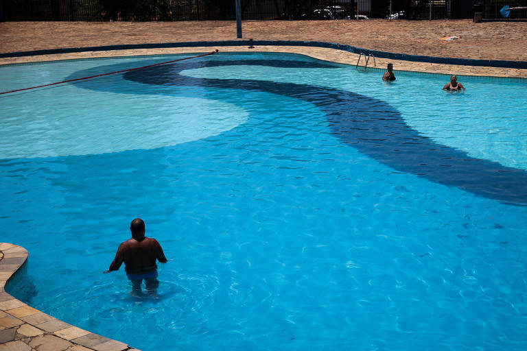 Onda de calor: periferia paga R$ 20 por piscina particular - 24/09/2023 -  Cotidiano - Folha