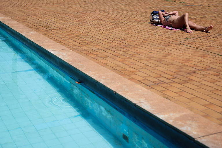 A apenas 1km do Parque do Ibirapuera, o Centro Esportivo Mané Garrincha oferece duas piscinas - uma delas semiolímpica; para acessar, basta fazer a carteirinha na secretaria da unidade.