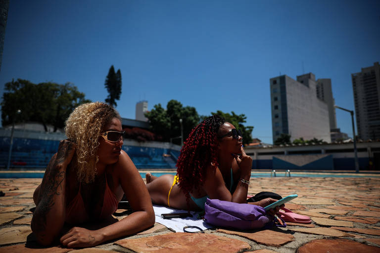 Estefany Santos do Vale, 24, estudante e Maria Eunice dos Santos, 41, do lar, curtem a piscina pública no Centro Esportivo Cambuci