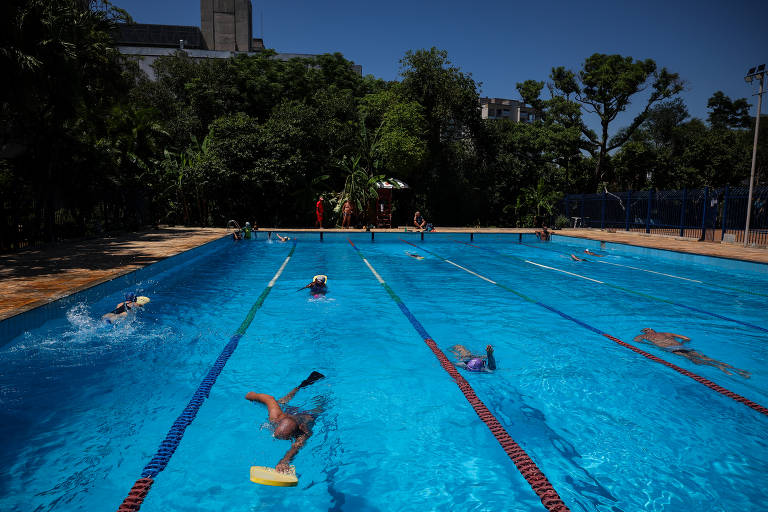Onda de calor: periferia paga R$ 20 por piscina particular - 24/09/2023 -  Cotidiano - Folha