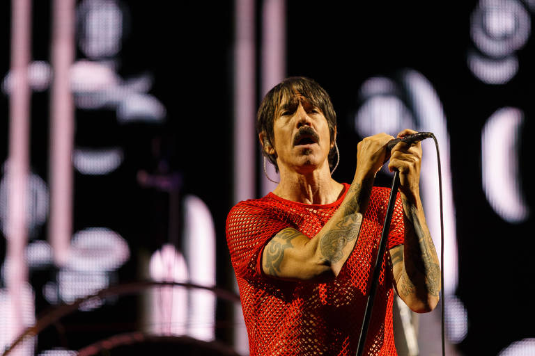 A banda Red Hot Chilli Peppers se apresenta no estádio do Morumbi
