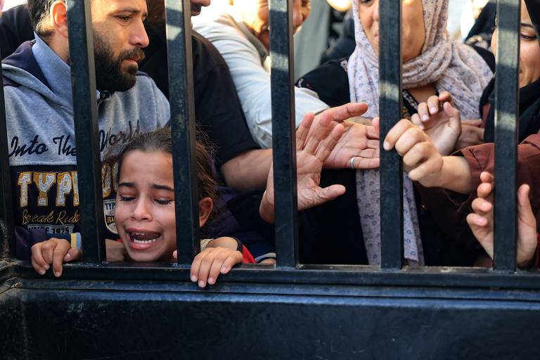Funeral de família morta em bombardeio israelense de Rafah, posto de fronteira de Gaza com o Egito