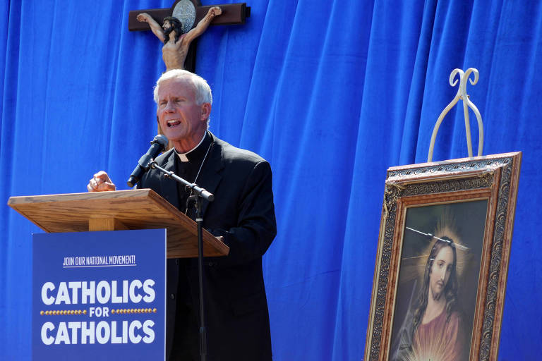 O bispo ultraconservador Joseph Strickland, da diocese de Tyler, no Texas, discursa em manifestação contra os Los Angeles Dodgers, que fez uma homenagem à comunidade LGBTQIA+ em seu estádio
