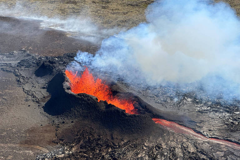 Jatos de lava após a erupção de um vulcão na Península de Reykjanes, na Islândia, em julho de 2023