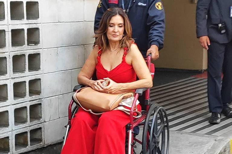 Fátima Bernardes chega de cadeira de rodas aos Estúdios Globo no Rio