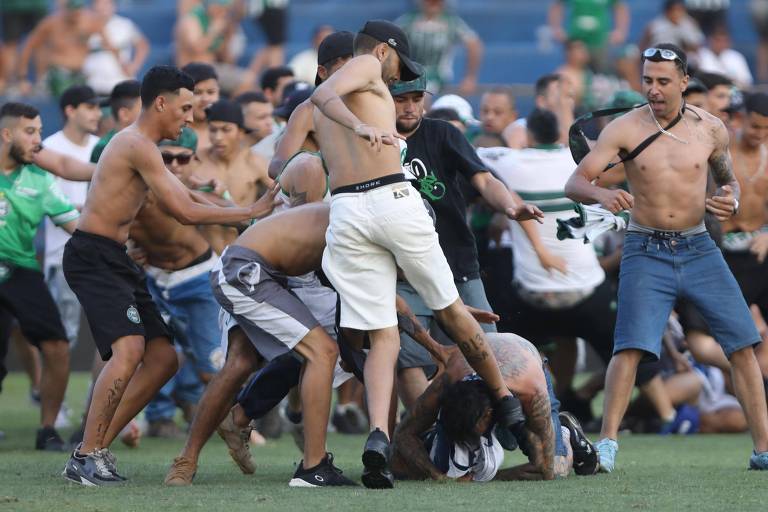 Briga no gramado da Vila Capanema entre torcedores do Coritiba e do Cruzeiro