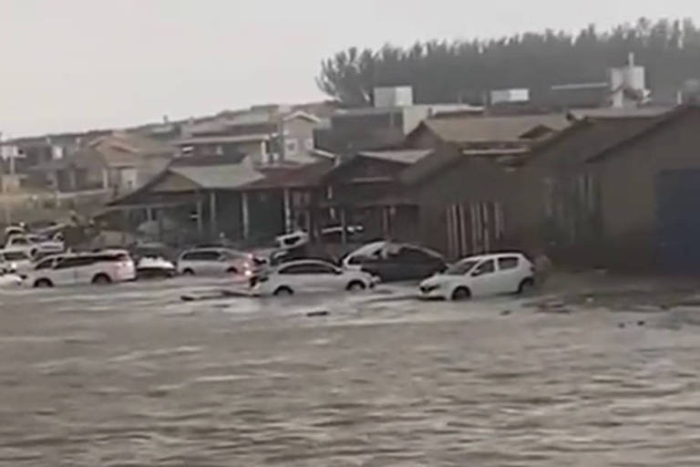 Tsunami meteorológico assusta banhistas no sul de SC
