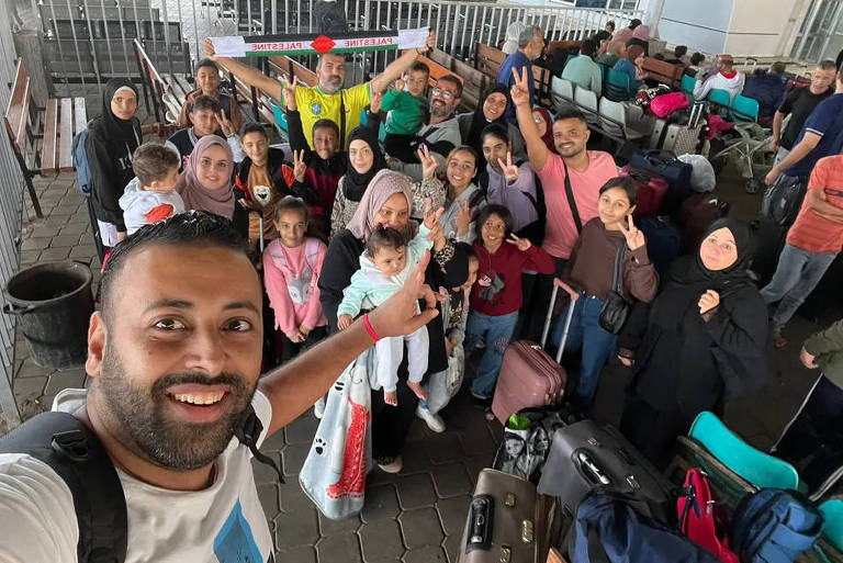 Hassan Rabee mostra grupo de brasileiros que estão deixando Gaza neste domingo (12) 